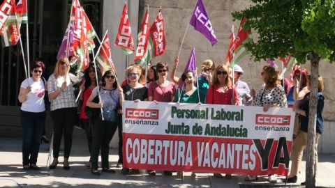 PROTESTA PROFESORES A LAS PUERTAS DE LA SEDE DE LA JUNTA EN GRANADA