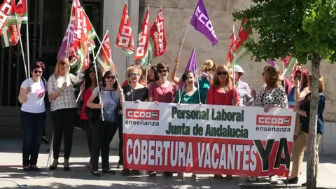 PROTESTA PROFESORES A LAS PUERTAS DE LA SEDE DE LA JUNTA EN GRANADA PROTESTA PROFESORES A LAS PUERTAS DE LA SEDE DE LA JUNTA EN GRANADA