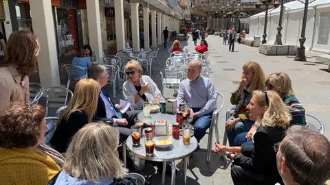 Cañizares se ha reunido con vecinos de la Plaza Mayor Cañizares se ha reunido con vecinos de la Plaza Mayor