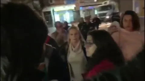 Bochornoso enfrentamiento entre militantes y candidatos de PP y PSOE en Alcorcón por un espacio para pegar carteles Bochornoso enfrentamiento entre militantes y candidatos de PP y PSOE en Alcorcón por un espacio para pegar carteles