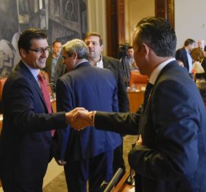 Caballero y Fernández se saludan durante el pleno de la Diputación Caballero y Fernández se saludan durante el pleno de la Diputación