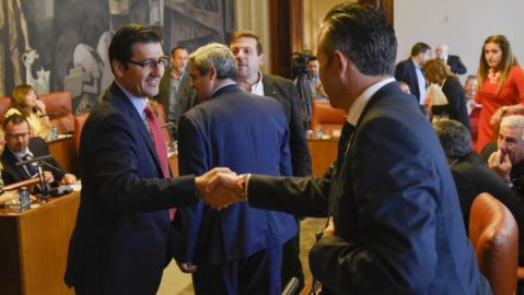 Caballero y Fern&aacute;ndez se saludan durante el pleno de la Diputaci&oacute;n