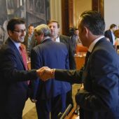Caballero y Fernández se saludan durante el  pleno de la Diputación