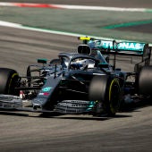Bottas traza una curva con el Mercedes en Montmeló