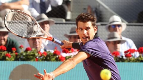 Thiem golpea la bola 