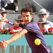 Thiem golpea la bola Thiem golpea la bola