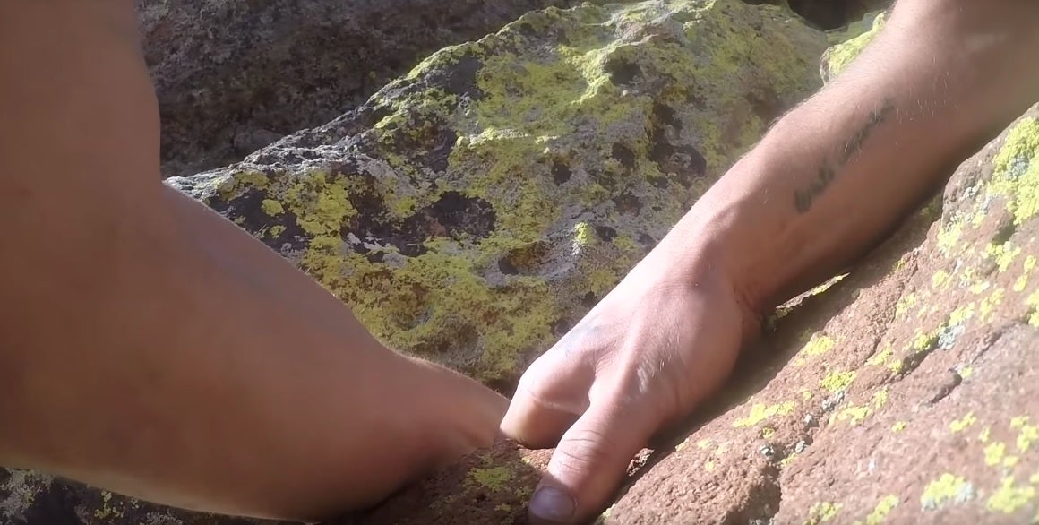 ¡Escalofriante! Un escalador graba su propia caída desde 20 metros mientras escalaba sin cuerda ¡Escalofriante! Un escalador graba su propia caída desde 20 metros mientras escalaba sin cuerda