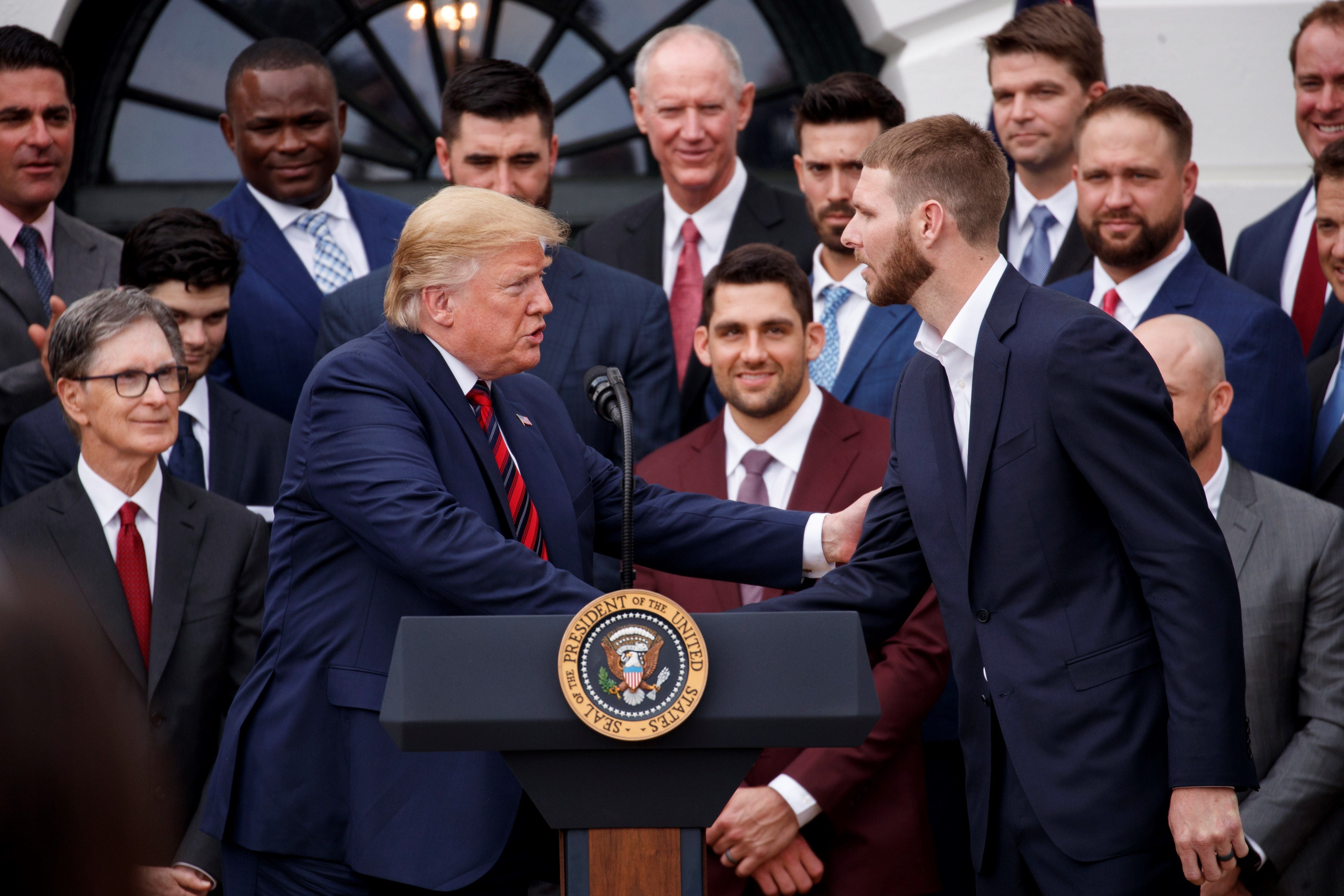 Dejan plantado a Trump en la Casa Blanca: "Trata a los inmigrantes como mierda" Dejan plantado a Trump en la Casa Blanca: "Trata a los inmigrantes como mierda"