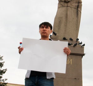 Detienen en Kazajistán a un joven por mostrar un cartel en blanco Detienen en Kazajistán a un joven por mostrar un cartel en blanco