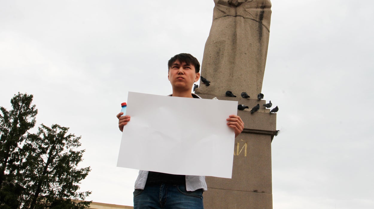 Detienen en Kazajistán a un joven por mostrar un cartel en blanco Detienen en Kazajistán a un joven por mostrar un cartel en blanco