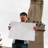 Detienen en Kazajistán a un joven por mostrar un cartel en blanco