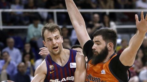 Pangos busca el pase ante la defensa de Dubljevic
