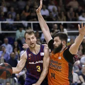 Pangos busca el pase ante la defensa de Dubljevic Pangos busca el pase ante la defensa de Dubljevic