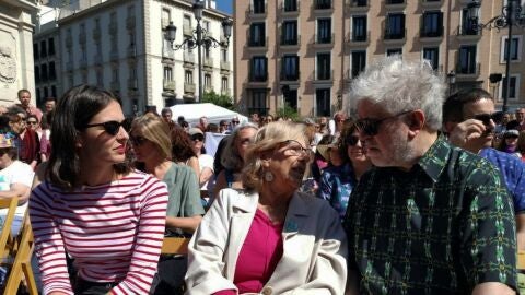Rita Maestre, Manuela Carmena y Pedro Almod&oacute;var