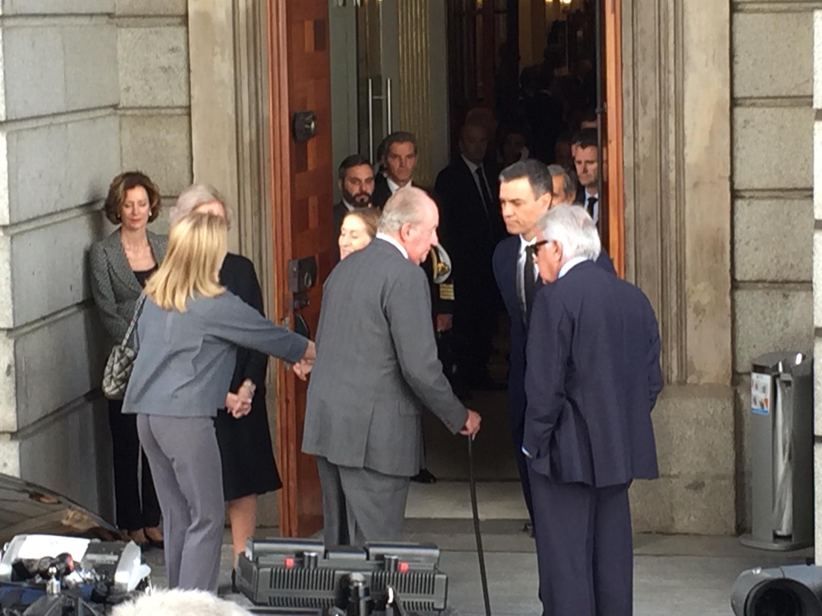 Los Reyes eméritos, muy emocionados, dicen adiós a Rubalcaba Los Reyes eméritos, muy emocionados, dicen adiós a Rubalcaba