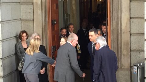 Los reyes em&eacute;ritos en la capilla ardiente de Rubalcaba 