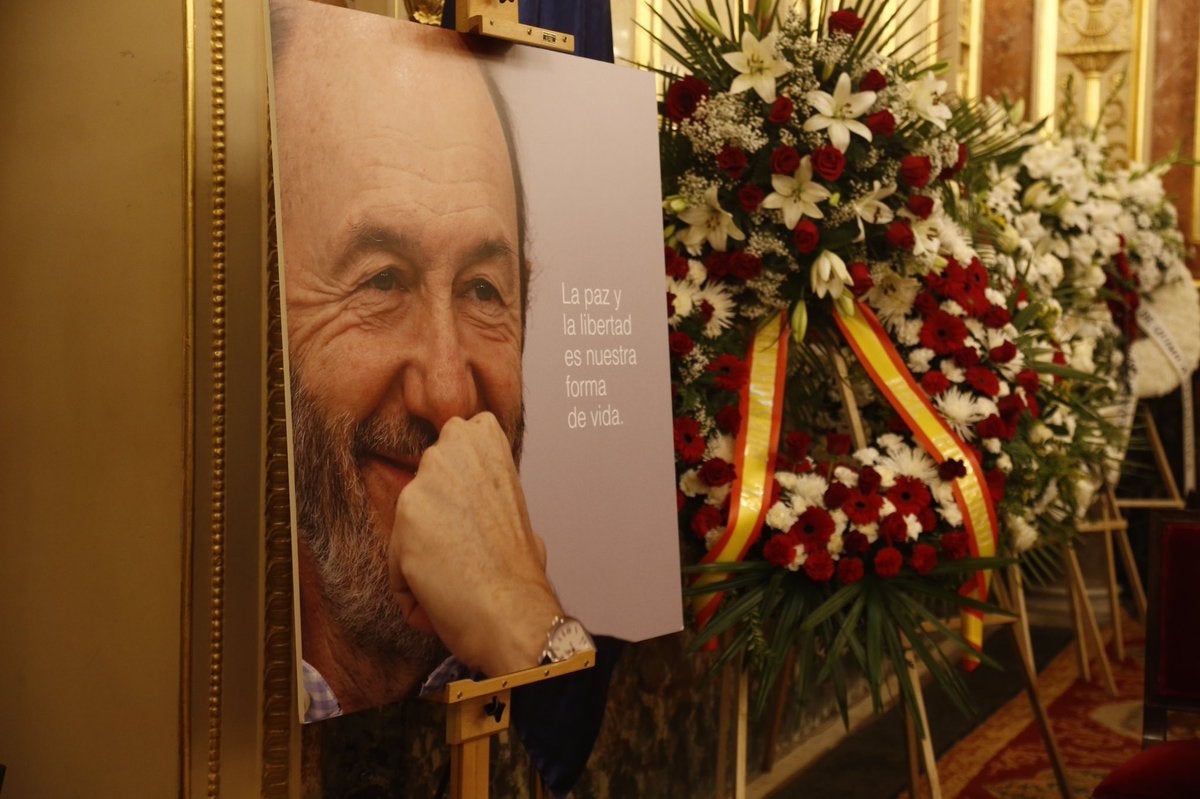 Las preguntas de Amón: "¿Tenía razón cuando Rubalcaba decía que en España se entierra mejor que en ningún sitio?" Las preguntas de Amón: "¿Tenía razón cuando Rubalcaba decía que en España se entierra mejor que en ningún sitio?"