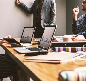 Trabajadores reunidos en una oficina Trabajadores reunidos en una oficina