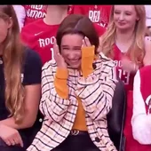 Emilia Clarke, Daenerys en Juego de Tronos, hace un alto en su estancia en Poniente para ver el Rockets vs Warriors Emilia Clarke, Daenerys en Juego de Tronos, hace un alto en su estancia en Poniente para ver el Rockets vs Warriors