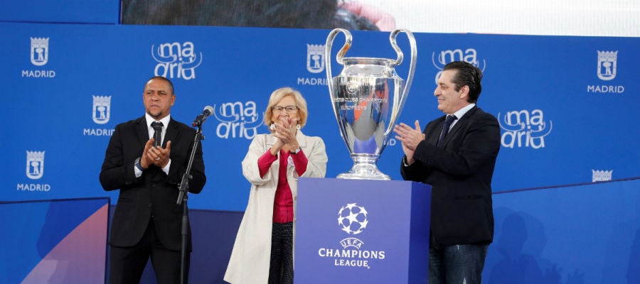 Roberto Carlos, Manuela Carmena y Paulo Futre Roberto Carlos, Manuela Carmena y Paulo Futre