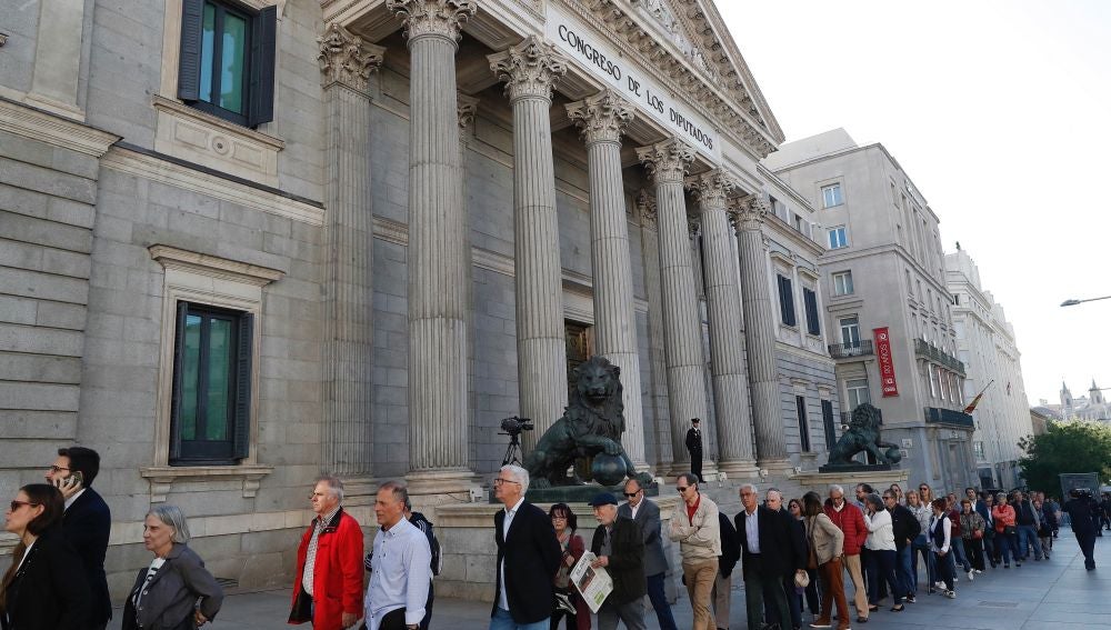 Los ciudadanos se despiden de Rubalcaba: "Ha sido muy buen político, con sus cosas buenas y malas" Los ciudadanos se despiden de Rubalcaba: "Ha sido muy buen político, con sus cosas buenas y malas"