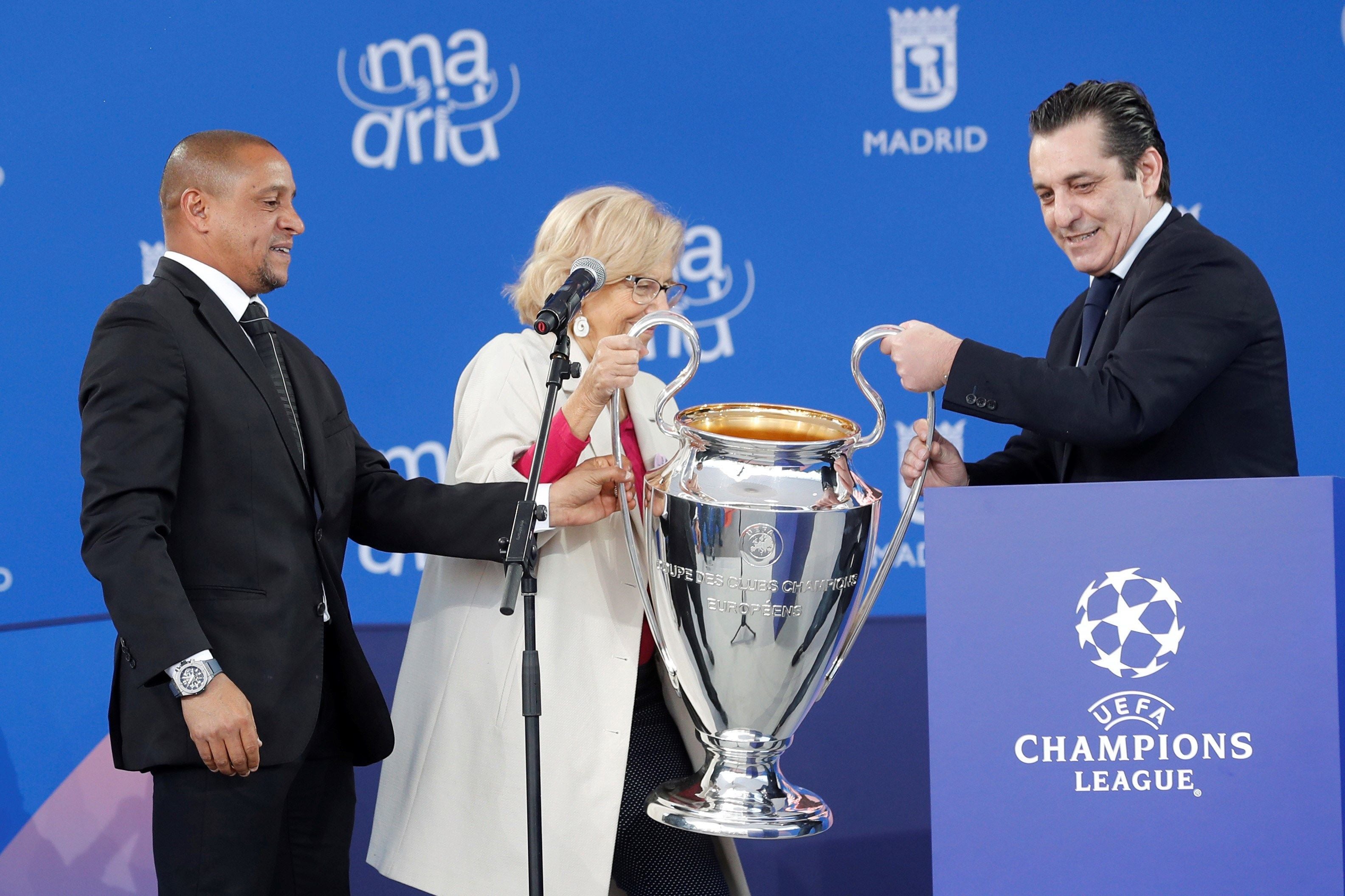 Roberto Carlos y Futre entregan a Manuela Carmena el trofeo de la Champions League Roberto Carlos y Futre entregan a Manuela Carmena el trofeo de la Champions League