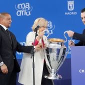 Roberto Carlos y Futre dan el trofeo de la Champions League a Manuela Carmena