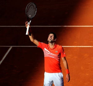 Novak Djokovic celebra su pase a la final del Masters de Madrid Novak Djokovic celebra su pase a la final del Masters de Madrid
