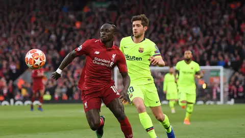 Sergi Roberto intenta defender a Mané Sergi Roberto intenta defender a Mané