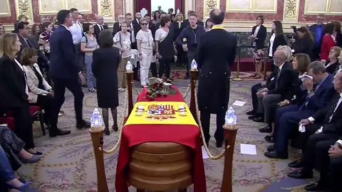 Sánchez interviene en la capilla ardiente de Rubalcaba para sacar a un hombre que exigía hablar con el presidente Sánchez interviene en la capilla ardiente de Rubalcaba para sacar a un hombre que exigía hablar con el presidente