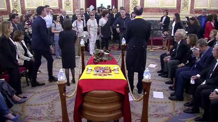 Sánchez interviene en la capilla ardiente de Rubalcaba para sacar a un hombre que exigía hablar con el presidente Sánchez interviene en la capilla ardiente de Rubalcaba para sacar a un hombre que exigía hablar con el presidente