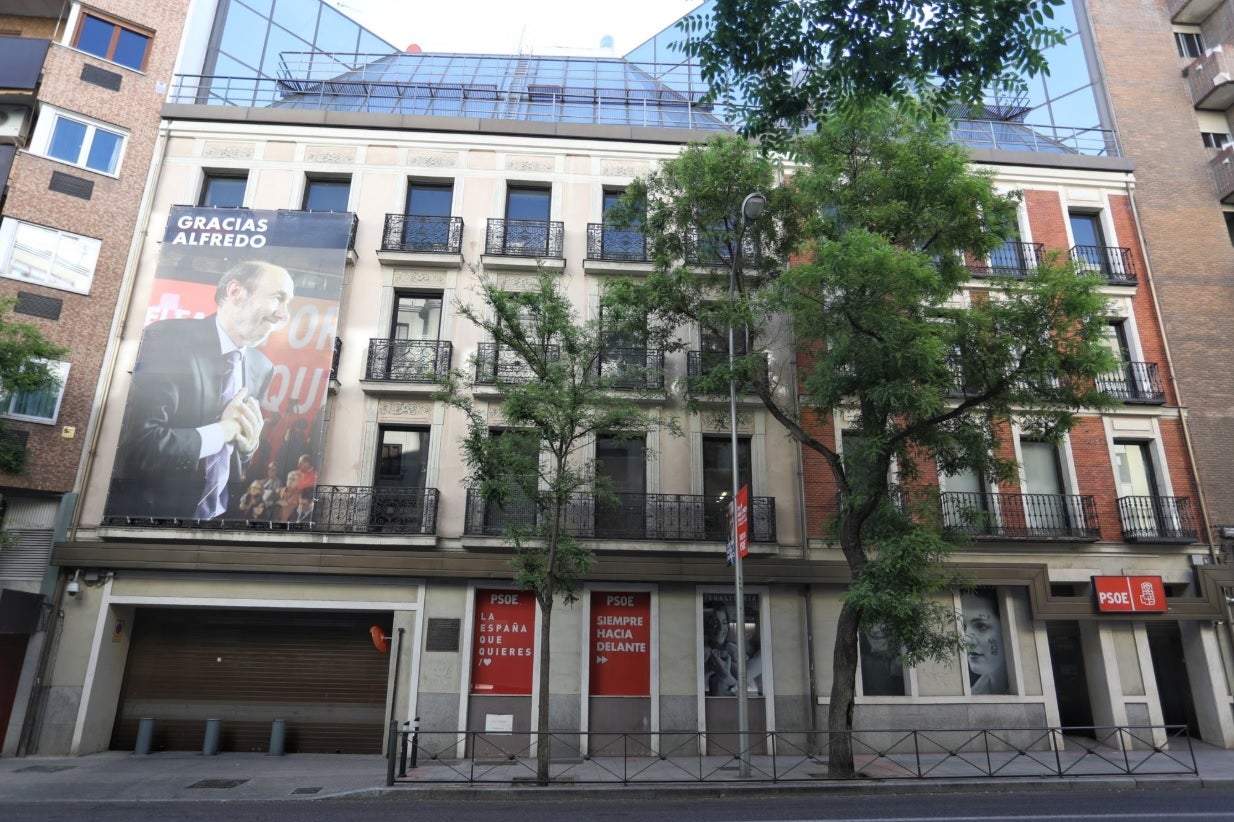 El PSOE despliega una pancarta con la imagen de Rubalcaba en la fachada de Ferraz El PSOE despliega una pancarta con la imagen de Rubalcaba en la fachada de Ferraz
