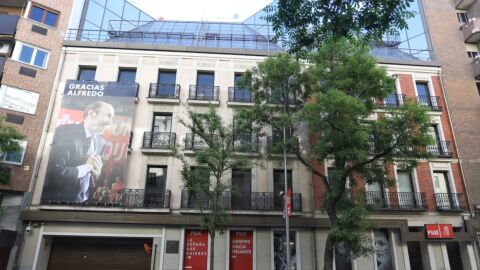 Lona en recuerdo a Alfredo P&eacute;rez Rubalcaba en la sede de Ferraz
