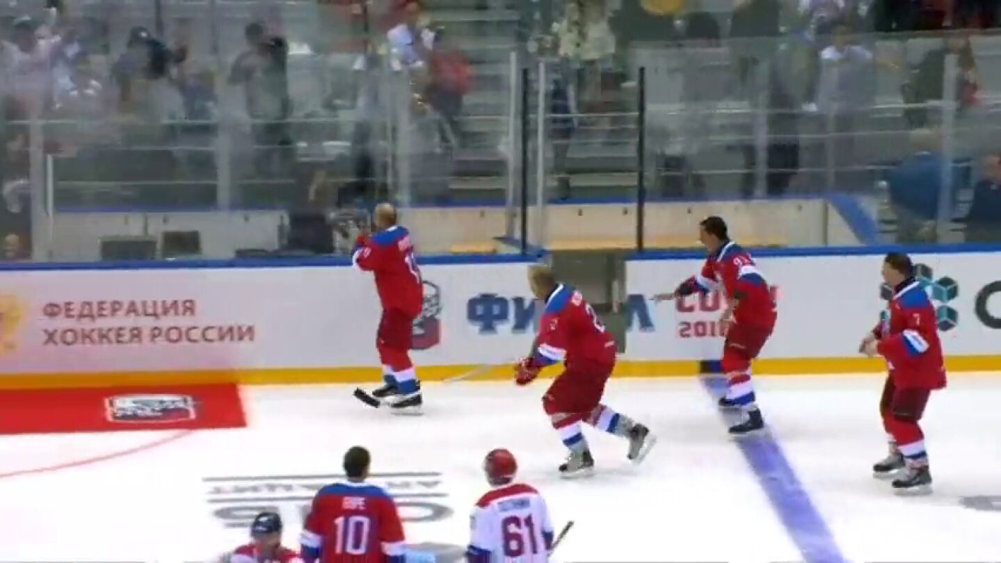 Putin sufre una aparatosa ca&iacute;da tras exhibirse en un partido de hockey hielo