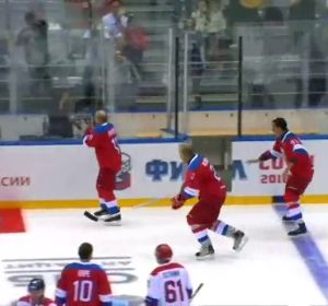 Putin sufre una aparatosa caída tras exhibirse en un partido de hockey hielo Putin sufre una aparatosa caída tras exhibirse en un partido de hockey hielo
