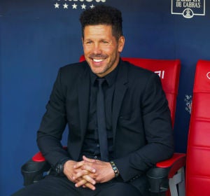 Simeone, sonriente en el banquillo Simeone, sonriente en el banquillo