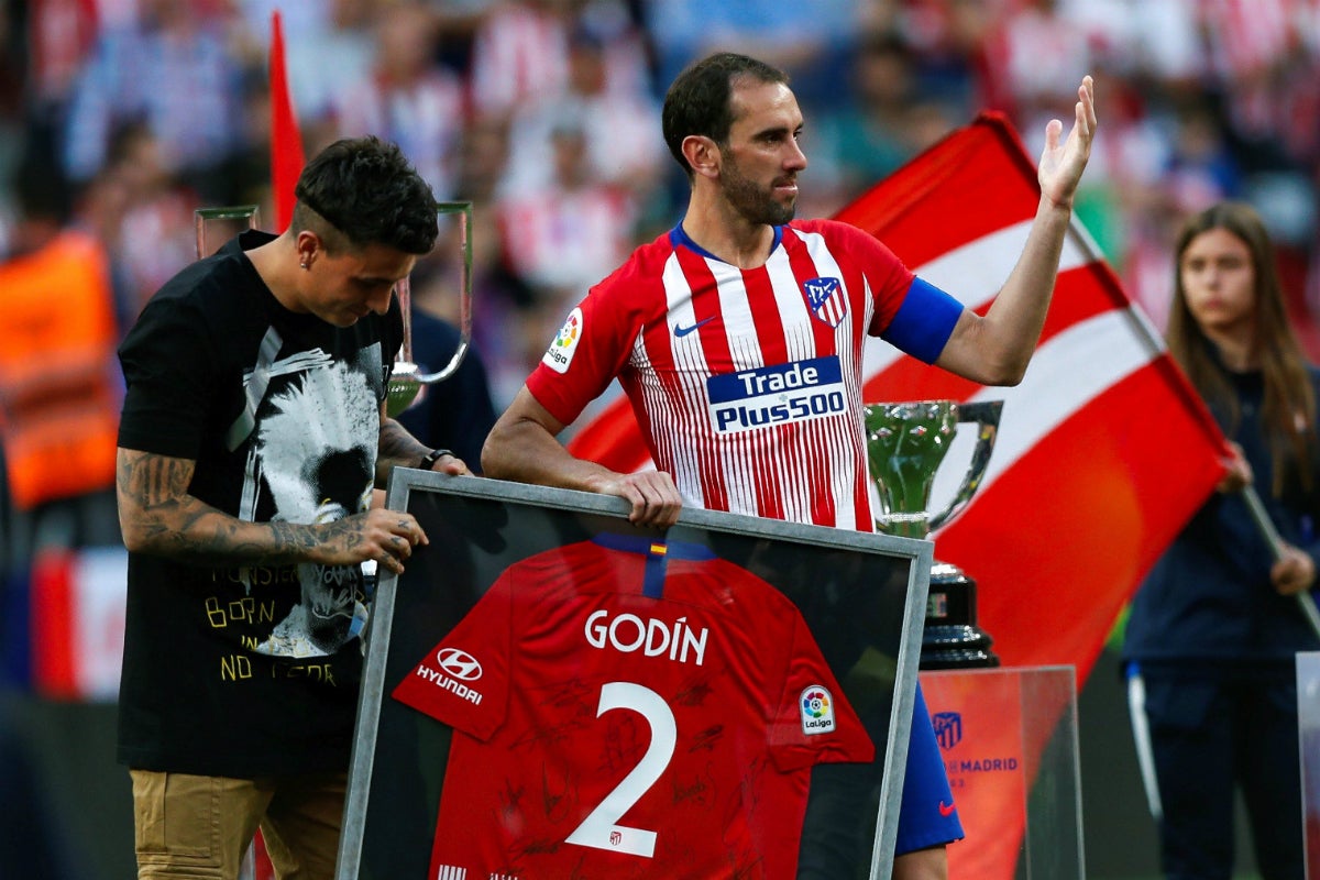 La emotiva despedida de Godín en su último partido con el Atlético en el Metropolitano: "Siempre seré un aficionado más" La emotiva despedida de Godín en su último partido con el Atlético en el Metropolitano: "Siempre seré un aficionado más"