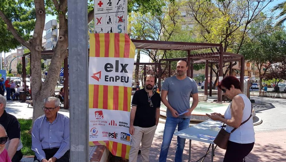 Manuel Albentosa y José Ángel Quero, candidatos de Elx en Peu, en la plaza Barcelona de Elche.