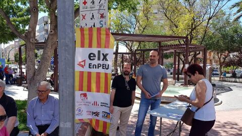 Manuel Albentosa y Jos&eacute; &Aacute;ngel Quero, candidatos de Elx en Peu, en la plaza Barcelona de Elche.