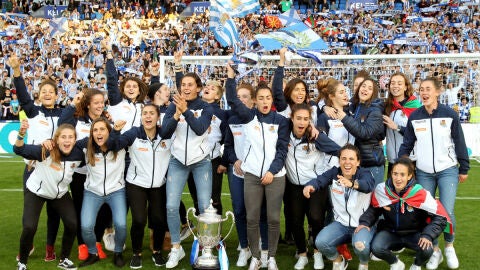 Las jugadoras de la Real ofrecen la Copa de la Reina a Anoeta