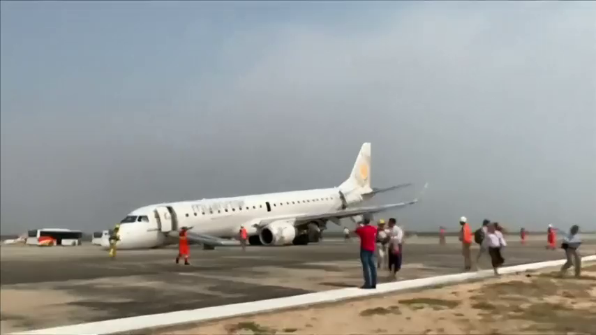 Un piloto salva a los 89 pasajeros de un vuelo en Birmania tras aterrizar sin las ruedas frontales Un piloto salva a los 89 pasajeros de un vuelo en Birmania tras aterrizar sin las ruedas frontales