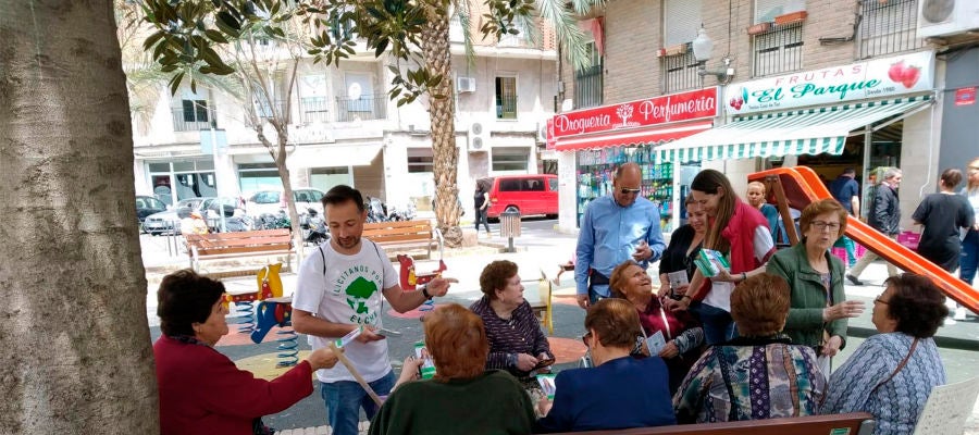 Cristina Martínez y Fernando Durá, candidatos de Ilicitanos por Elche, haciendo campaña en las calles de Elche. Cristina Martínez y Fernando Durá, candidatos de Ilicitanos por Elche, haciendo campaña en las calles de Elche.