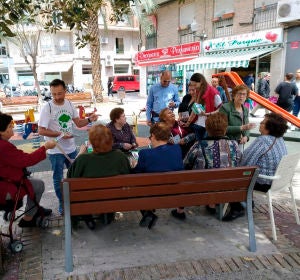 Cristina Martínez y Fernando Durá, candidatos de Ilicitanos por Elche, haciendo campaña en las calles de Elche. Cristina Martínez y Fernando Durá, candidatos de Ilicitanos por Elche, haciendo campaña en las calles de Elche.