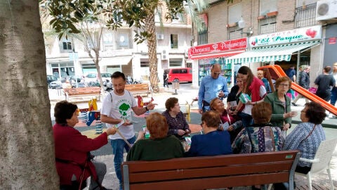 Cristina Mart&iacute;nez y Fernando Dur&aacute;, candidatos de Ilicitanos por Elche, haciendo campa&ntilde;a en las calles de Elche.