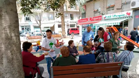Cristina Martínez y Fernando Durá, candidatos de Ilicitanos por Elche, haciendo campaña en las calles de Elche. Cristina Martínez y Fernando Durá, candidatos de Ilicitanos por Elche, haciendo campaña en las calles de Elche.