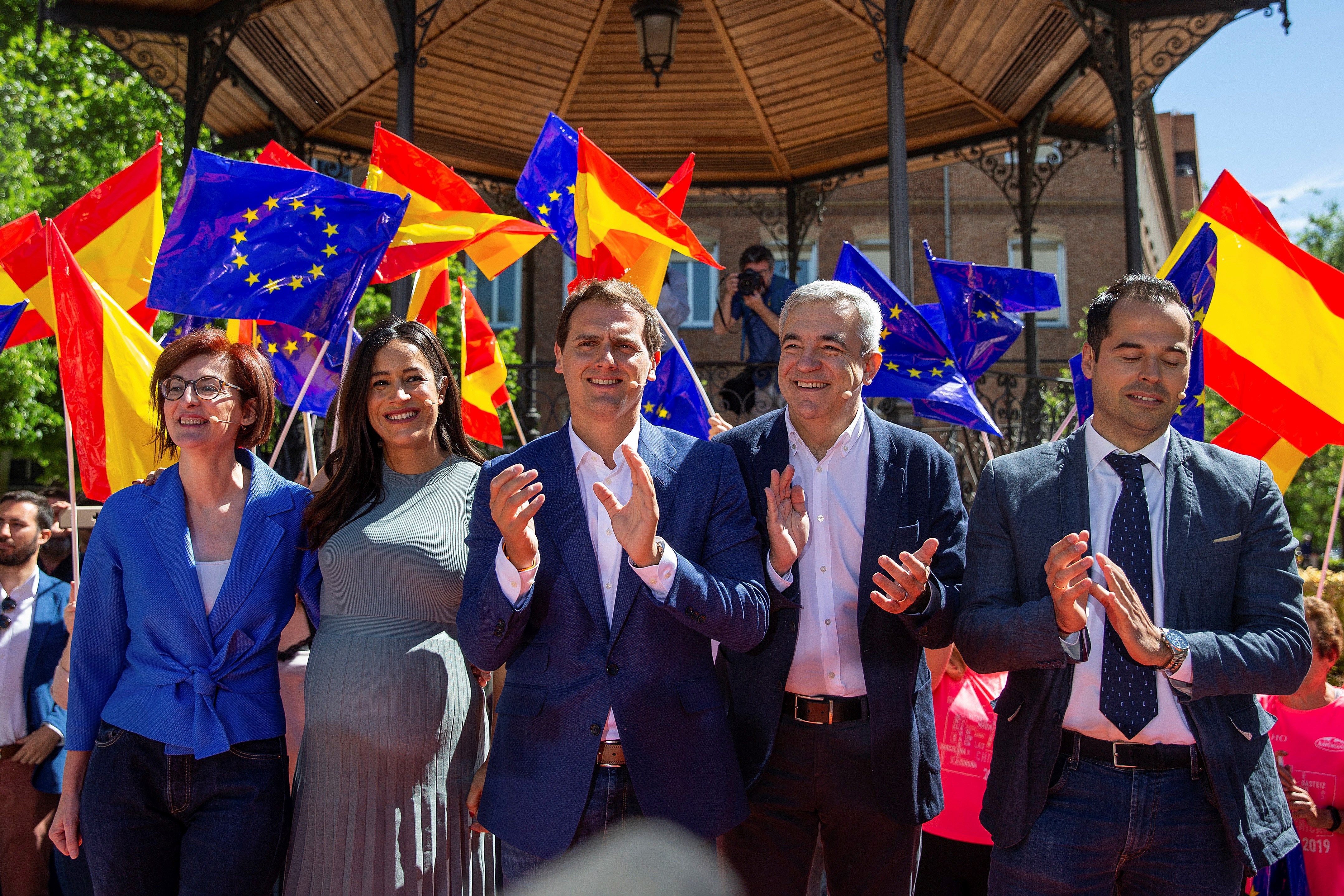 Rivera promete que Ciudadanos bajará los impuestos en las comunidades en la misma medida en que Sánchez los suba Rivera promete que Ciudadanos bajará los impuestos en las comunidades en la misma medida en que Sánchez los suba