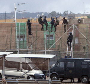 Imagen de archivo de migrantes subidos a la valla de Melilla Imagen de archivo de migrantes subidos a la valla de Melilla