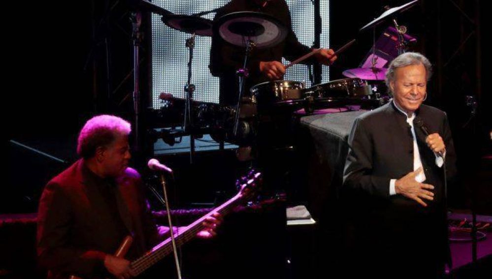 Julio Iglesias recibe un Grammy honorífico por su trayectoria profesional 
