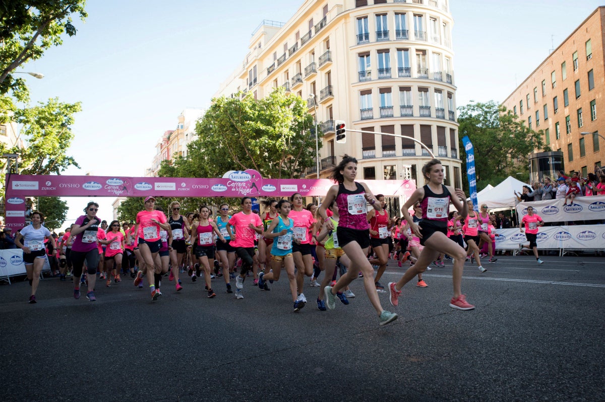 Un total de 36.000 mujeres tiñen Madrid de rosa para correr contra el cáncer, la discriminación y la violencia machista Un total de 36.000 mujeres tiñen Madrid de rosa para correr contra el cáncer, la discriminación y la violencia machista