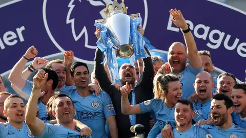 Guardiola alza al cielo el título de la Premier Guardiola alza al cielo el título de la Premier